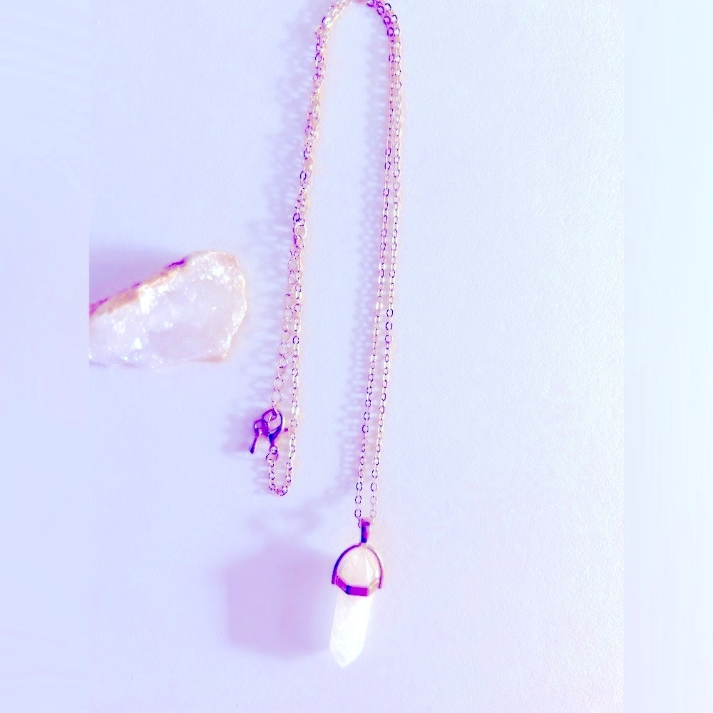 Necklace White Quartz stone point pendant in a goldtone setting, 20“ chain